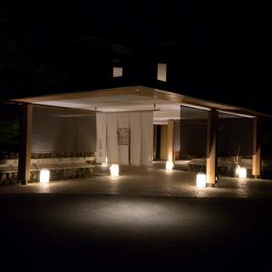 箱根Hakone Gora Byakudan的黑暗中灯的白色建筑