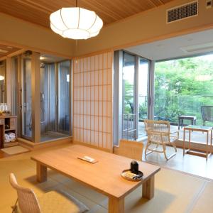 箱根Hakone Gora Byakudan的客厅配有桌椅