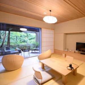 箱根Hakone Gora Byakudan的客厅配有木桌和椅子