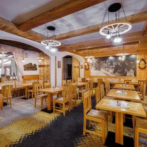 塔查斯卡-鲁穆尼卡Penzion Zora Family的餐厅设有木桌和木椅
