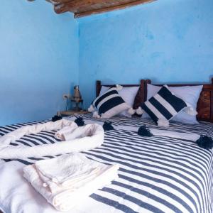 伊姆利尔Atlas Kasbah Lodge的蓝色卧室配有黑白床单