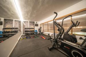 科扎尼塞里可斯酒店的健身房设有跑步机和跑步机
