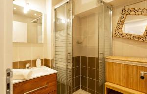 安锡Joli T2 industrie hyper centre Annecy的一间带水槽和玻璃淋浴的浴室