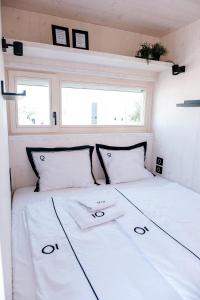 帕科坦Buqez resort Drage, villa Vita 50的小房间设有一张白色的床,设有两个窗户