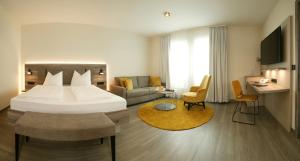 Rudersberg索奈酒店及餐厅的酒店客房设有床和客厅。