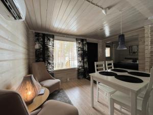 罗瓦涅米LakeLodge Kiehinen & Igloos的一间带桌椅的房间和一间卧室