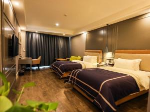 宿州宿州埇桥区迎宾大道兰欧酒店的酒店客房配有两张床和一张书桌
