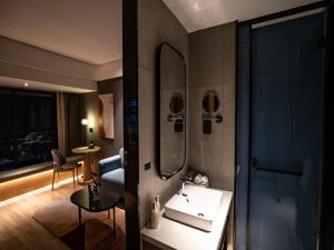 龙口龙口博商购物广场兰欧尚品酒店的一间带水槽和镜子的浴室