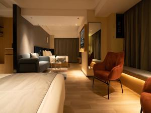 龙口龙口博商购物广场兰欧尚品酒店的酒店客房设有床和客厅。