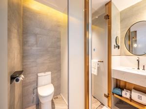 桂林兰欧酒店桂林万福广场的一间带卫生间和水槽的浴室