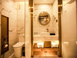 宿州宿州埇桥区迎宾大道兰欧酒店的一间带卫生间、水槽和镜子的浴室