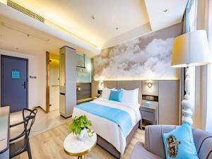 桂林兰欧酒店桂林万福广场的酒店客房设有一张大床和一张沙发。