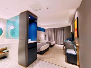 库尔勒巴州库尔勒市金都广场兰欧酒店的酒店客房,设有两张床和一张沙发