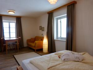 塔弗伊拜耳格弗朗森雪和酒店的卧室配有床、椅子和窗户。