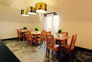 拉布卡KOŃSKA GÓRKA Agroturystyka的一间带桌子和木椅的用餐室