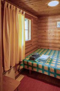 普马拉Saimaan Kultaranta的小木屋内的小型客房 - 带一张床