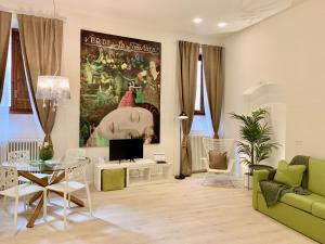 维罗纳维罗纳真意酒店的客厅配有绿色沙发和电视