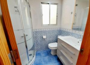穆尔西亚Piso con balcón La Alberca, Murcia的浴室配有卫生间、淋浴和盥洗盆。