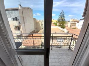 穆尔西亚Piso con balcón La Alberca, Murcia的从阳台的窗户可欣赏到风景。
