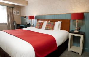 维德斯米尔Feathers by Chef & Brewer Collection的酒店客房设有一张带红色毯子的大床