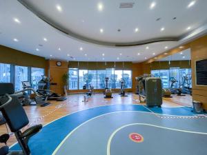 迪拜Deluxe 21st Flr Huge 3BR Pool & Gym Near Mall的健身房设有跑步机和椭圆机