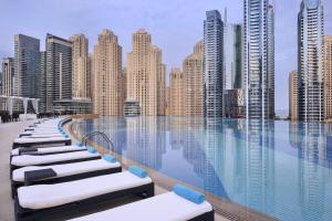 迪拜Address Dubai Marina Residences by Qstay的市景游泳池