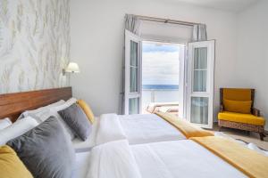 Sabinosa巴尔内阿里奥波索德拉萨卢德酒店的一间卧室设有一张大床和一个大窗户