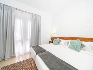 Sabinosa巴尔内阿里奥波索德拉萨卢德酒店的一间卧室设有两张床和大窗户