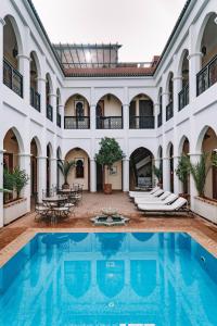 马拉喀什马拉喀什艾奎特酒店的一座大型建筑中的室内游泳池