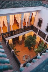 马拉喀什马拉喀什艾奎特酒店的享有带庭院的建筑的顶部景致