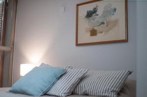 门多萨Casa Reconquista的枕头坐在沙发上,墙上挂着一张照片
