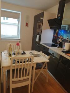 维也纳Apartment Tesla的带桌椅的厨房和带吧台的厨房