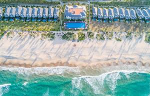 金兰Meliá Vinpearl Cam Ranh Beach Resort的享有海滩和海洋的顶部景致