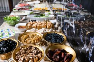 撒马尔罕Marokand Spa Hotel的餐桌上的自助餐,包括食物