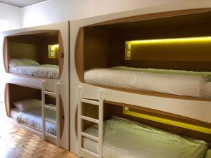 里斯本维斯塔斯里斯堡旅馆的配有两张双层床的客房位于一间