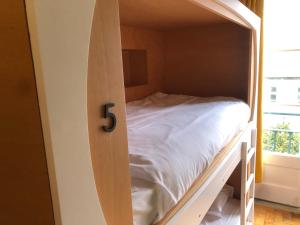 里斯本维斯塔斯里斯堡旅馆的一张木制双层床,上面有数字