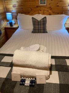 阿维莫尔RIVERSIDE LODGE RETREAT的一间卧室配有带毛巾的床