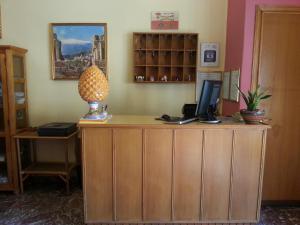 陶尔米纳昆达利酒店的办公室,桌子上装有电脑