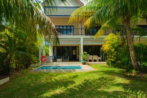 伊甸岛Maison La Plage by Simply-Seychelles的庭院前带游泳池的房子