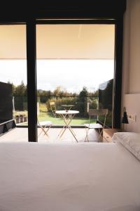 蒙希亚agroturismo Araize的一间卧室配有一张床,享有庭院的景色
