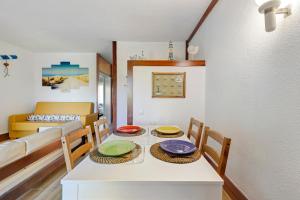 特罗亚Casa de Praia Tróia的厨房以及带桌椅的用餐室。