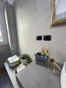 博洛尼亚MADE in Bologna的浴室设有台面和一张带四面 ⁇ 的桌子