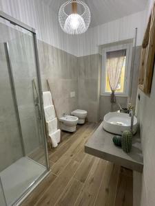 博洛尼亚MADE in Bologna的带淋浴、盥洗盆和卫生间的浴室