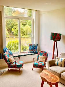 金斯布里奇Halwell House - A Spacious Quiet Apartment的客厅配有椅子和大窗户