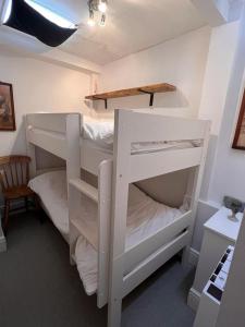 金斯布里奇Halwell House - A Spacious Quiet Apartment的客房内的2张白色双层床