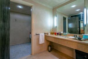 Oulad BarrehilPrestige du Souss的一间带水槽和大镜子的浴室