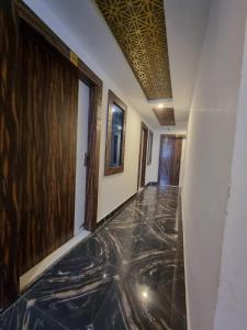 戈勒克布尔Hotel Shanti Grand Inn的走廊上铺着瓷砖地板