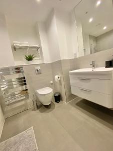 伦敦Goodwin St的白色的浴室设有卫生间和水槽。