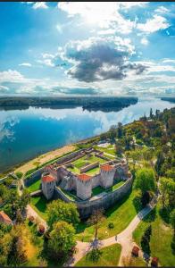 维丁多瑙河酒店的享有湖畔城堡的空中景致