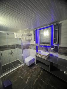 GaziemirÜnaten otel的一间带水槽和淋浴的浴室